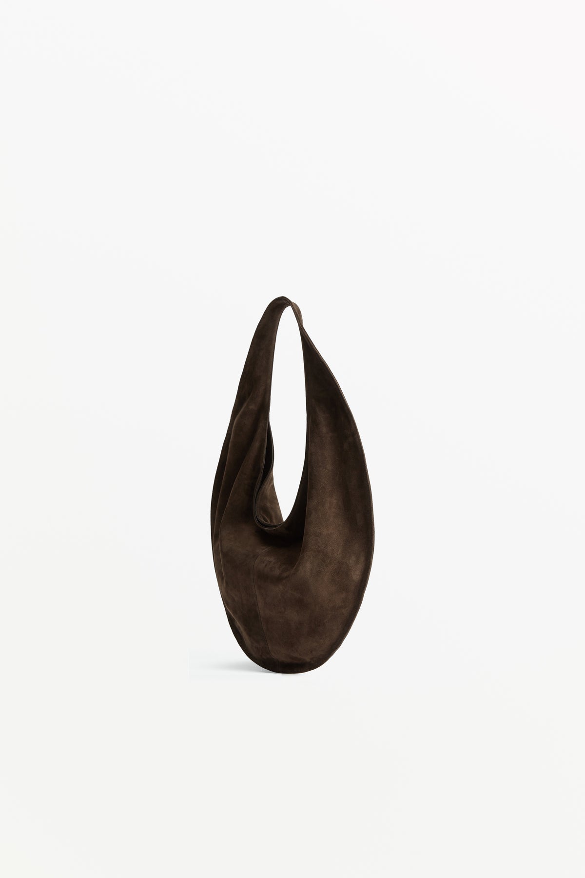 Market Tote Suede Cacao, worn on the shoulder