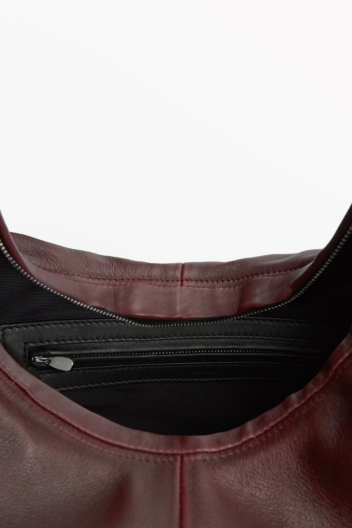 Yela Maroon, interior view