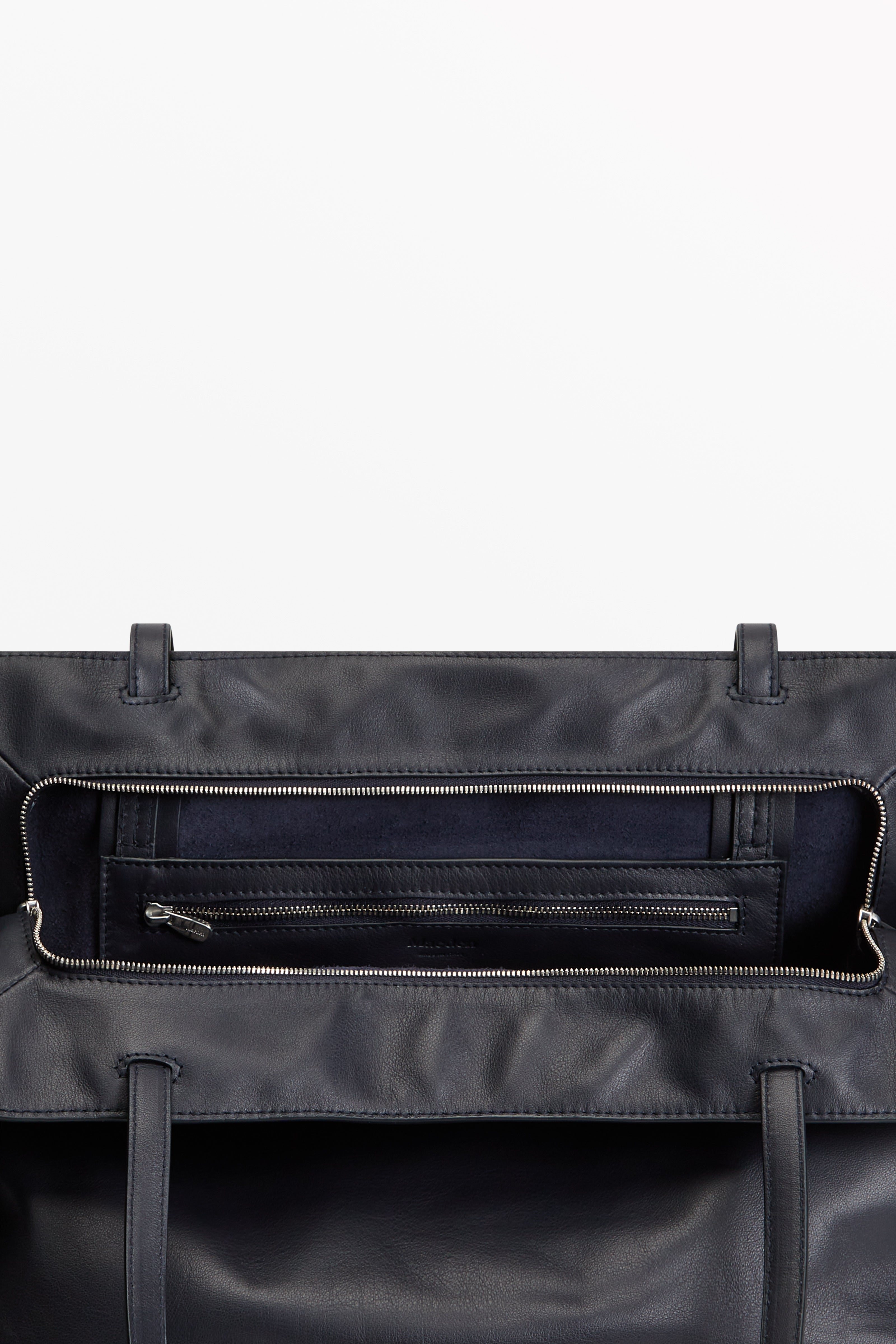 Yumi Sling Apollo, interior view