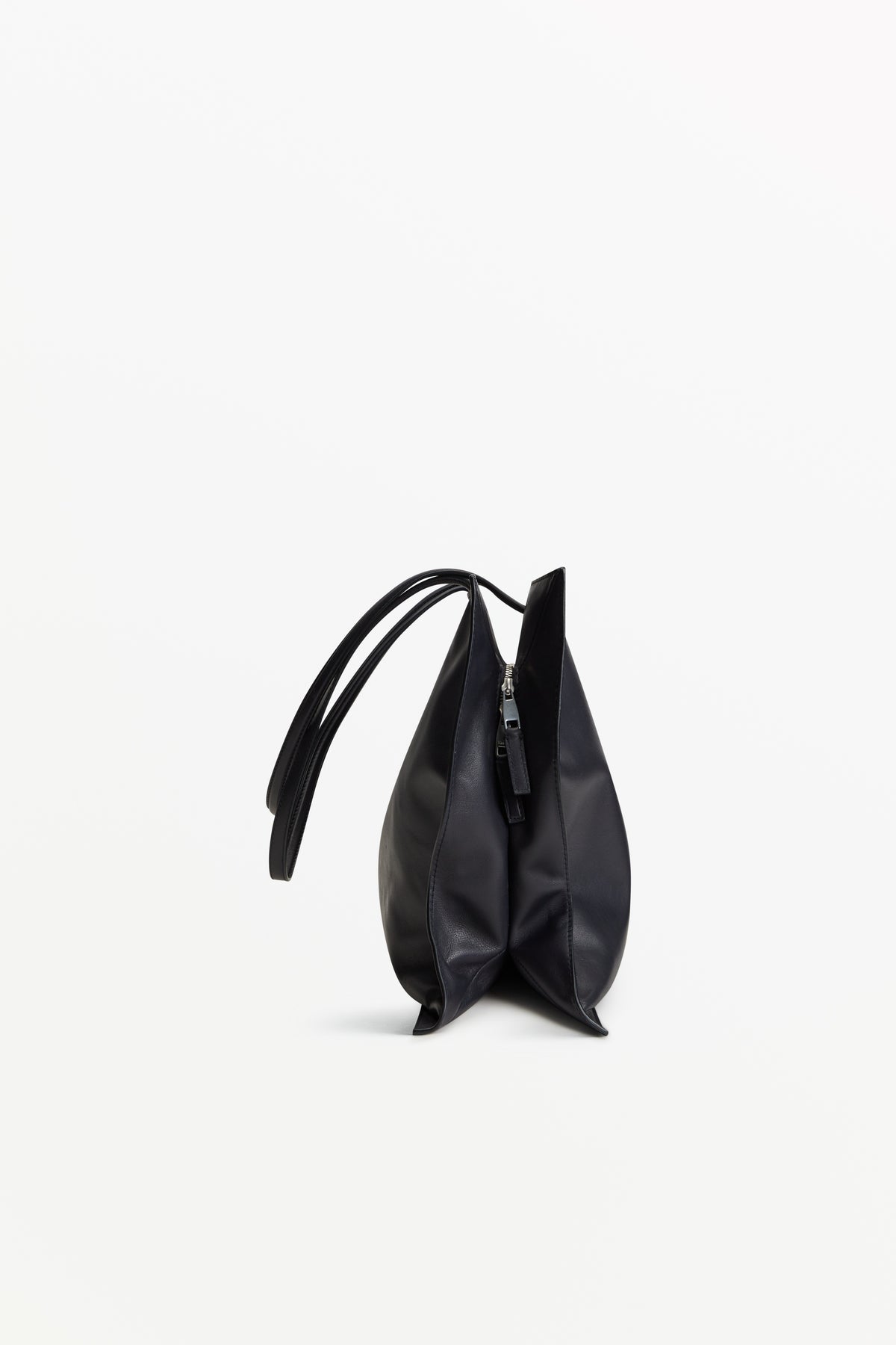 Yumi Sling Apollo, profile view