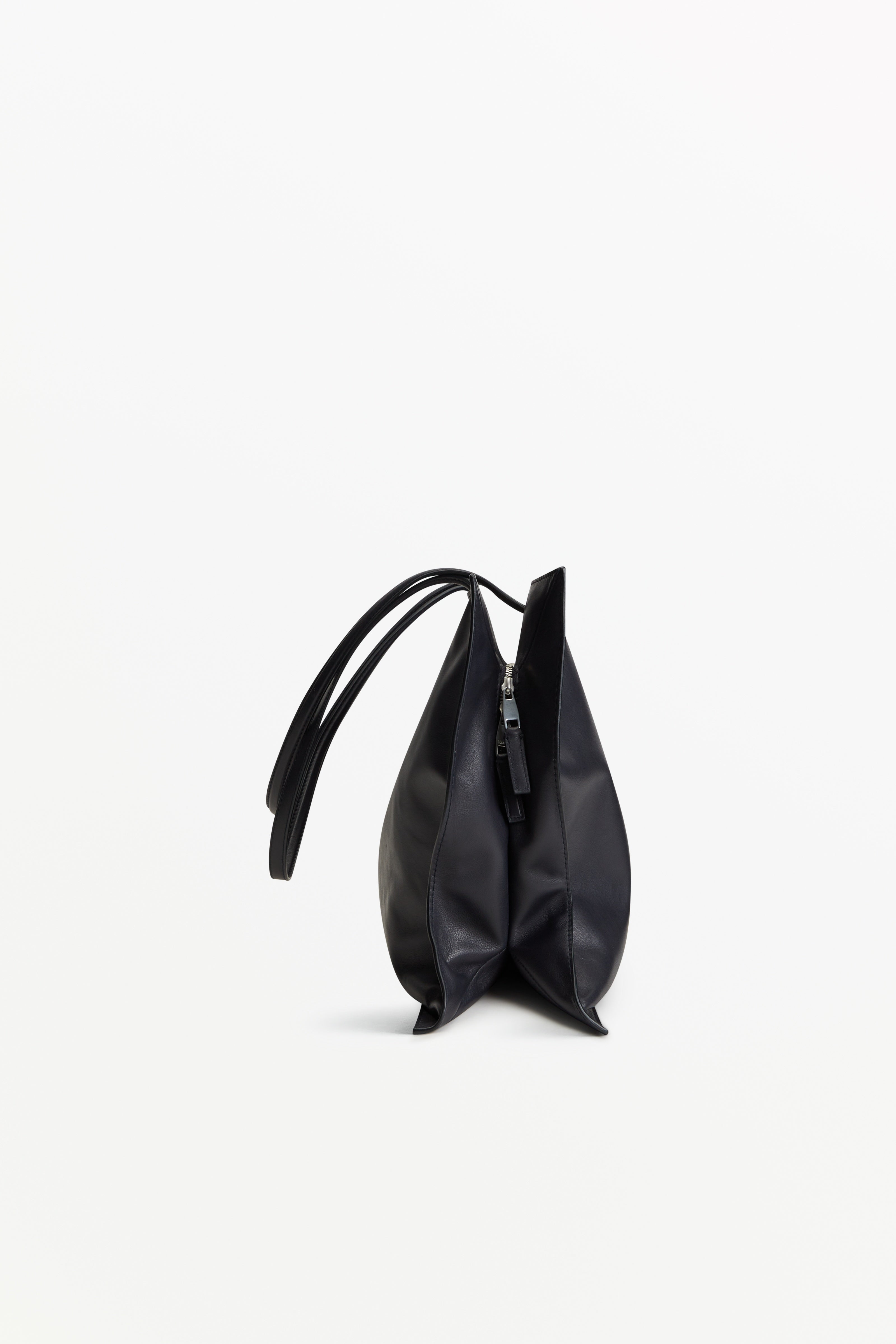 Yumi Sling Apollo, profile view