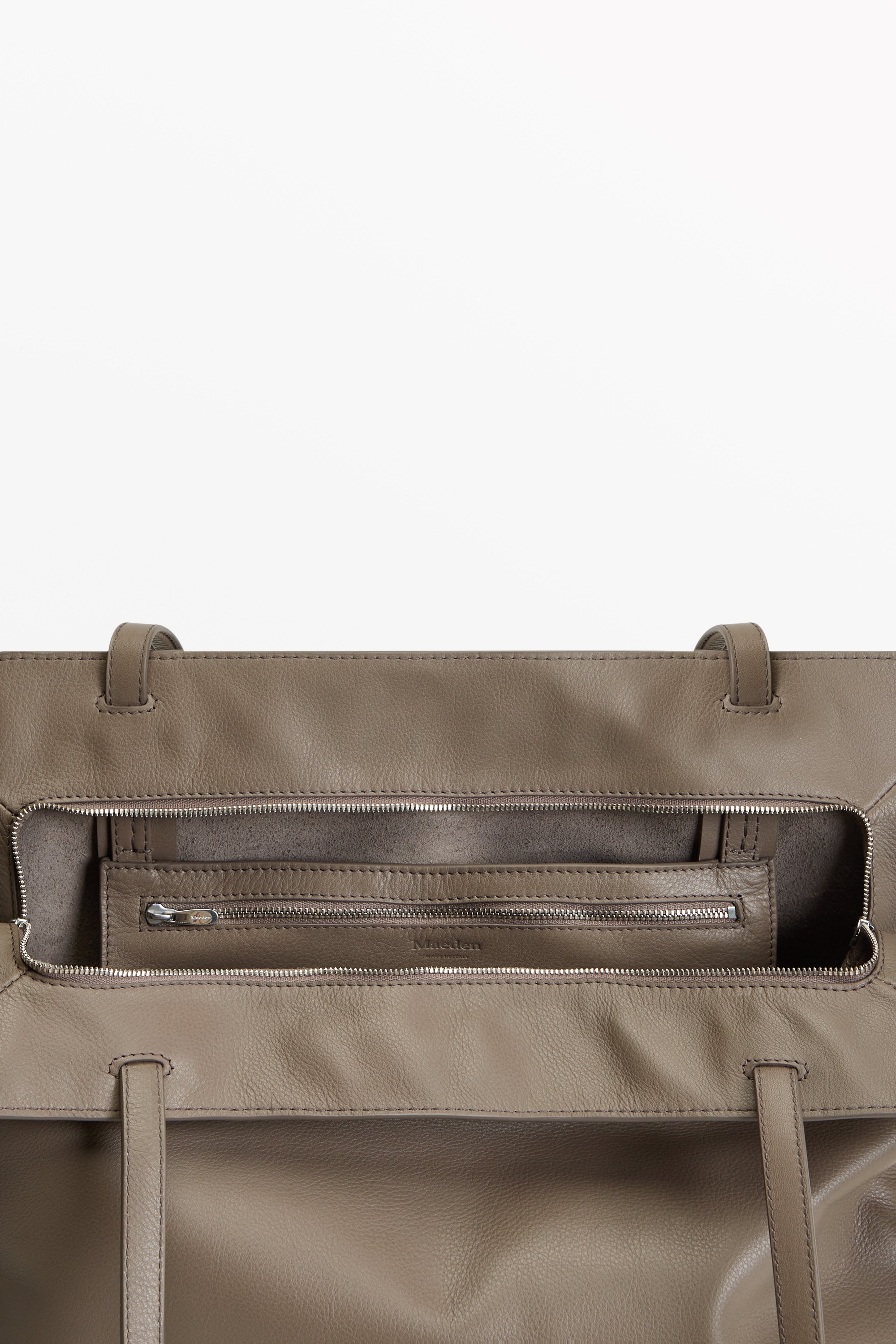 Yumi Sling Mute, interior view