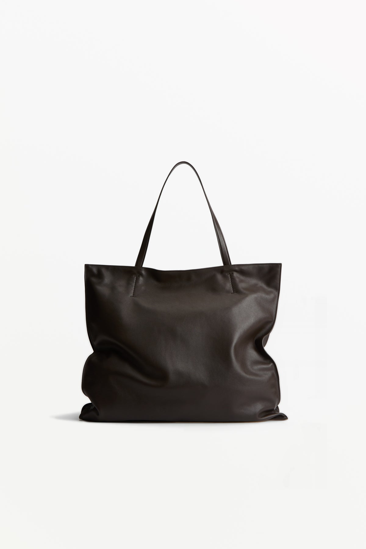 Yumi Tote Cacao, worn on the shoulder